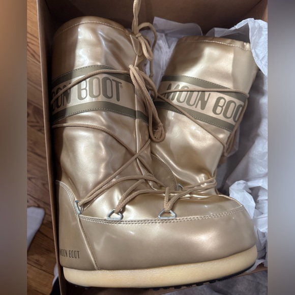 Women’s Tall Glossy Icon Vinil Moon Boots Gold Waterproof size 6 (3.5-6) NEW - Picture 2 of 6